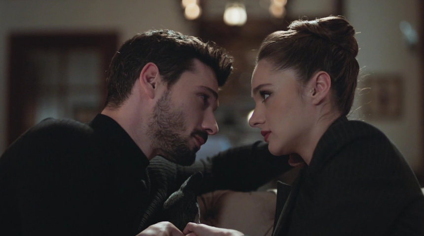 Hudutsuz Sevda'da önce Miray Daner gitti şimdi ise... Peş peşe ayrılık haberleri gündemde