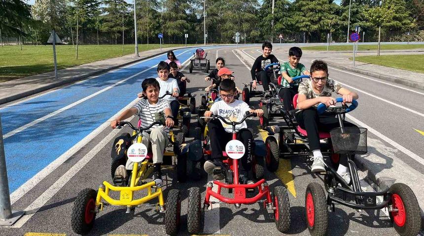 Trafik kurallarını eğlenerek öğrendiler