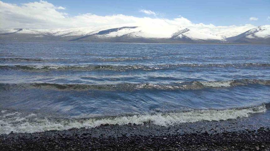 Çıldır Gölü’ndeki buz tabakası tamamen çözüldü