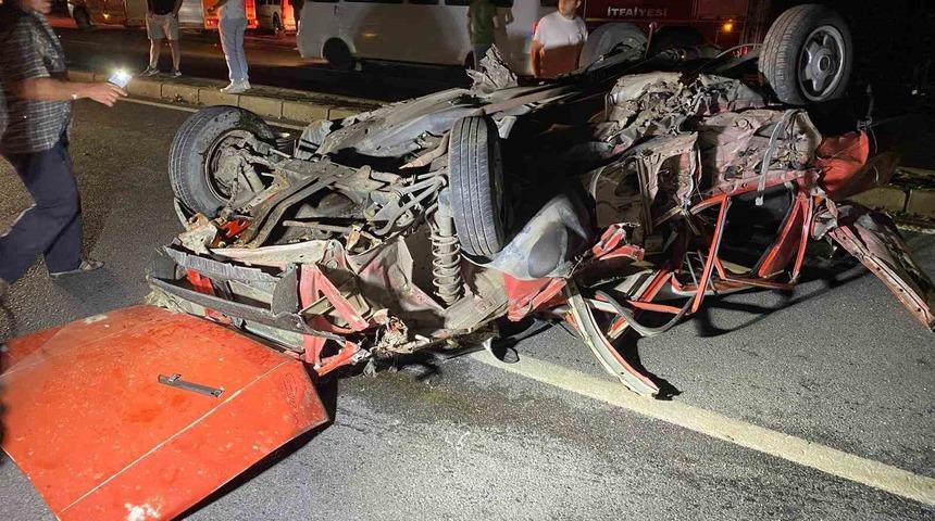 Tofaş otomobil kağıt gibi ezildi: 1 yaralı