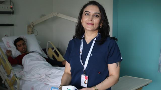Sözün bittiği yerde türkü başlıyor! Sibel hemşire hastalara sesiyle şifa dağıtıyor: 12 Mayıs Dünya Hemşireler Günü kutlu olsun