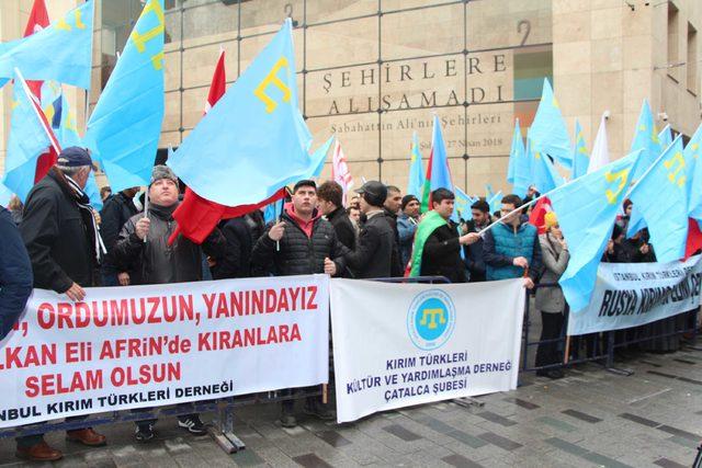 Rusya'nın İstanbul Başkonsolosluğu önünde siyah çelenkli protesto