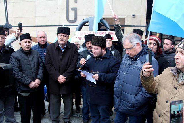 Rusya'nın İstanbul Başkonsolosluğu önünde siyah çelenkli protesto