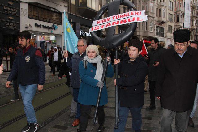 Rusya'nın İstanbul Başkonsolosluğu önünde siyah çelenkli protesto