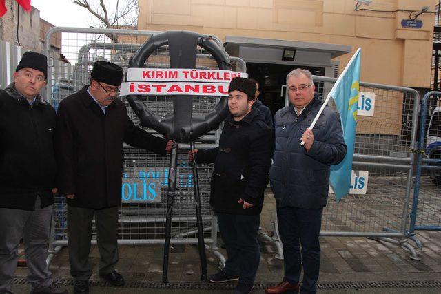 Rusya'nın İstanbul Başkonsolosluğu önünde siyah çelenkli protesto