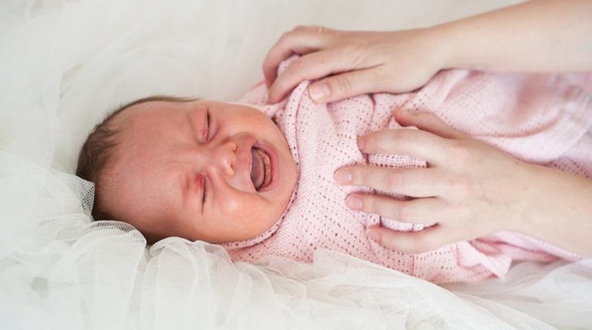 Bebeğinizde bu belirtiler varsa dikkat! Bebeklerde reflü geçici mi, tehlikeli mi? Reflü neden oluşur? Uzmanlardan uyarılar: "Bebek reflüsünü hafife almayın"