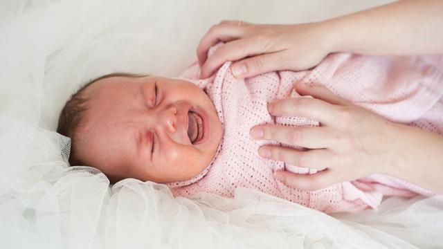 Bebeğinizde bu belirtiler varsa dikkat! Bebeklerde reflü geçici mi, tehlikeli mi? Reflü neden oluşur? Uzmanlardan uyarılar: Bebek reflüsünü hafife almayın
