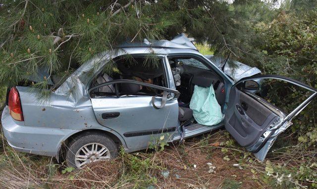 Ağaca çarpan otomobildeki sürücü ve eşi öldü