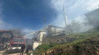 Bolu’da çıkan yangında 2 ahşap ev ve 1 cami küle döndü