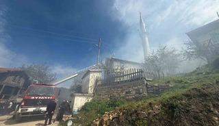 Bolu’da çıkan yangında 2 ahşap ev ve 1 cami küle döndü