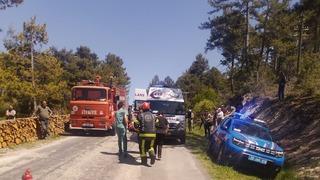 Odun sterine çarpan otomobil takla attı