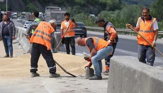 25 ton tavuk yemi D-650'ye savrulmuştu: Kapalı olan yol 2 saat sonra ulaşıma açıldı