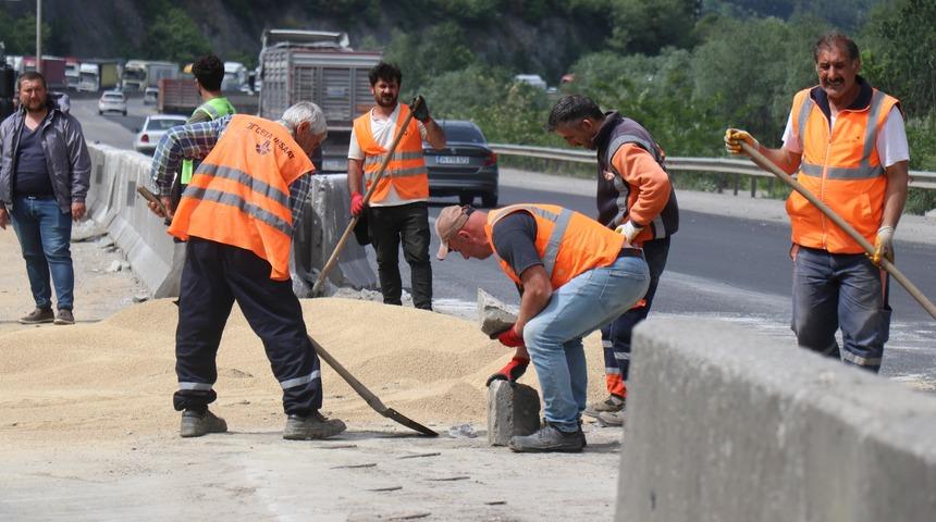 25 ton tavuk yemi D-650'ye savrulmuştu: Kapalı olan yol 2 saat sonra ulaşıma açıldı