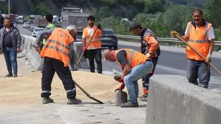 25 ton tavuk yemi D-650'ye savrulmuştu: Kapalı olan yol 2 saat sonra ulaşıma açıldı