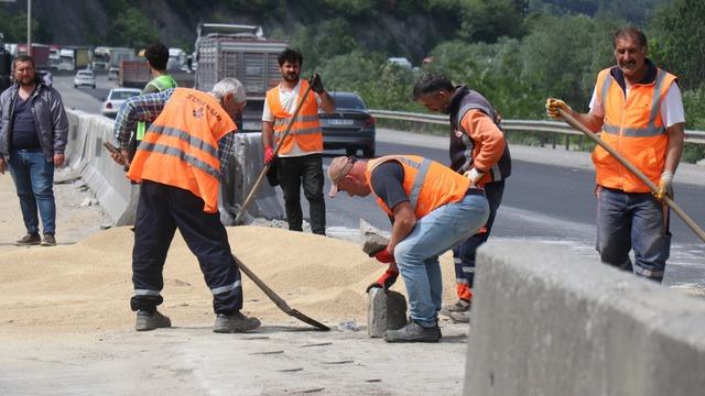 25 ton tavuk yemi D-650'ye savrulmuştu: Kapalı olan yol 2 saat sonra ulaşıma açıldı