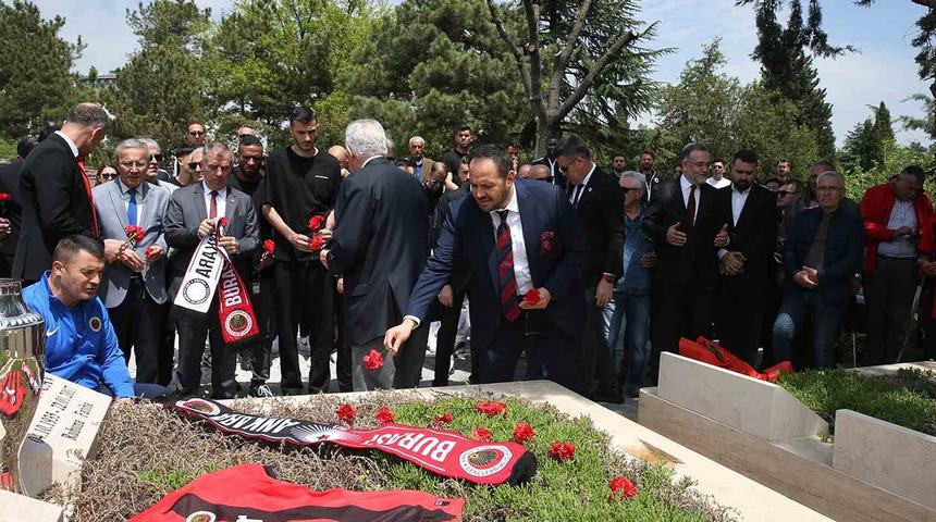 Gençlerbirliği camiası, İlhan Cavcav’ın mezarını ziyaret etti