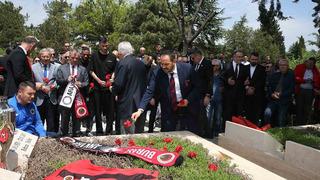 Gençlerbirliği camiası, İlhan Cavcav’ın mezarını ziyaret etti