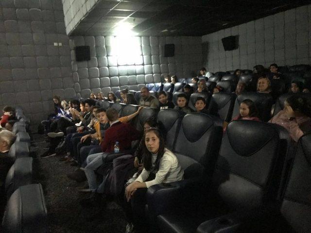 Oğuzelili öğrenciler, Antep Fıstığı filmini izledi