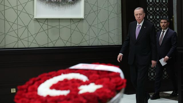 Bahçeli'den kabineye Türk Bayraklı çiçek!