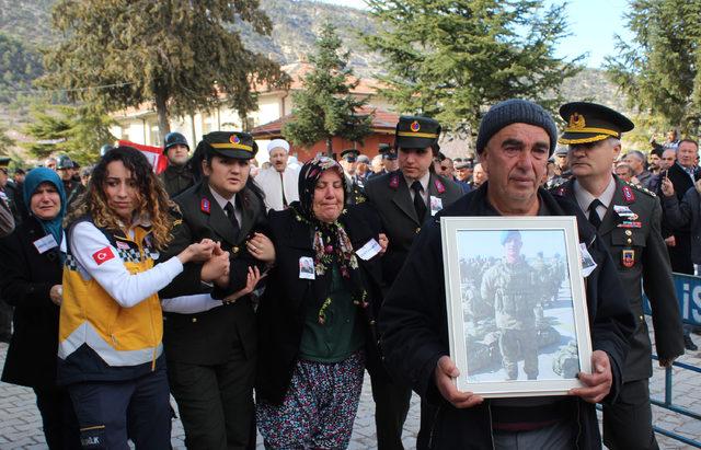 Şehit Uzman Çavuş Ünlü'yü Karaman'da son yolculuğuna 5 bin kişi uğurladı