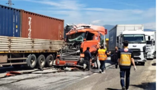 Sakarya'da 4 araçlı zincirleme kaza; 2 yaralı