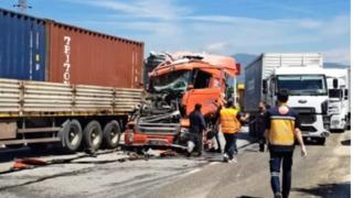 Sakarya'da 4 araçlı zincirleme kaza; 2 yaralı