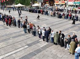 Bedava olunca kuyruk uzadı da uzadı! Saatler öncesinden geldiler 'Verim çok iyi, organik'
