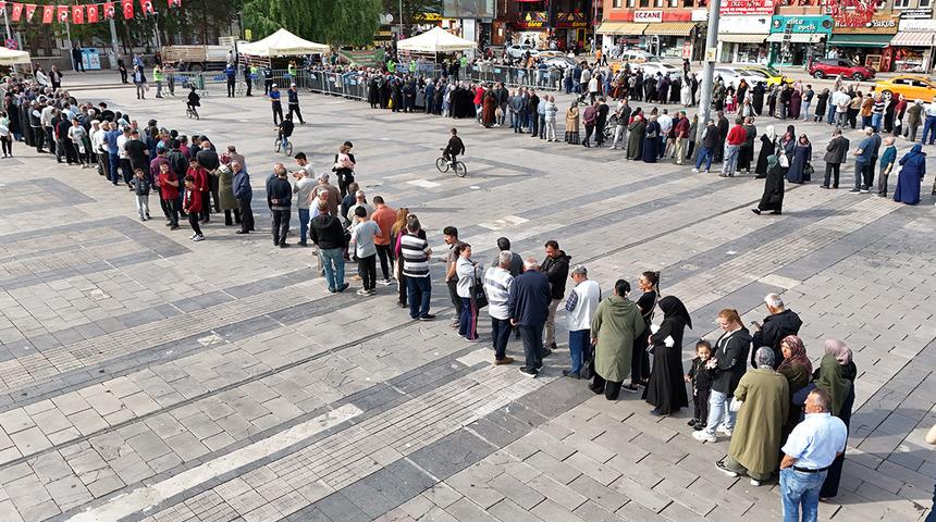 Bedava olunca kuyruk uzadı da uzadı! Saatler öncesinden geldiler 'Verim çok iyi, organik'