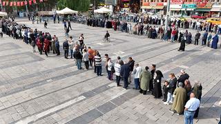 Bedava olunca kuyruk uzadı da uzadı! Saatler öncesinden geldiler 'Verim çok iyi, organik'