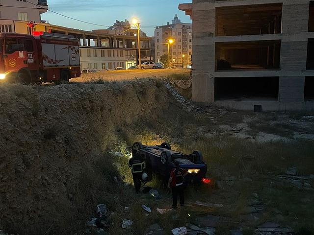 Mardin’de devrilen otomobilin sürücüsü yaralandı
