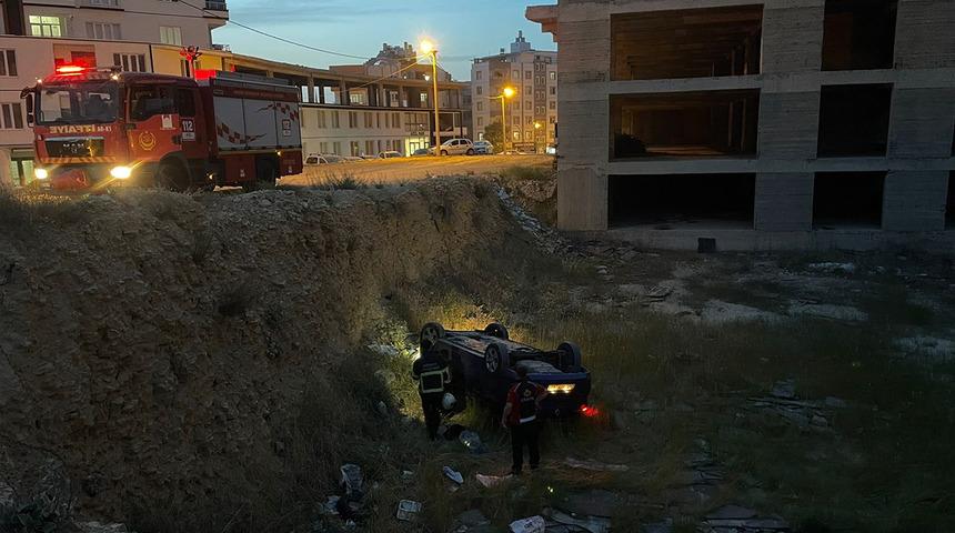 Mardin’de devrilen otomobilin sürücüsü yaralandı