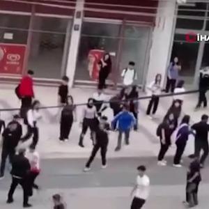 Ankara’da lise öğrencileri yumruk yumruğa kavga etti! O anlar kamerada