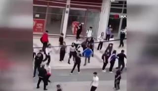Lise öğrencileri birbirine girdi! O anlar kamerada