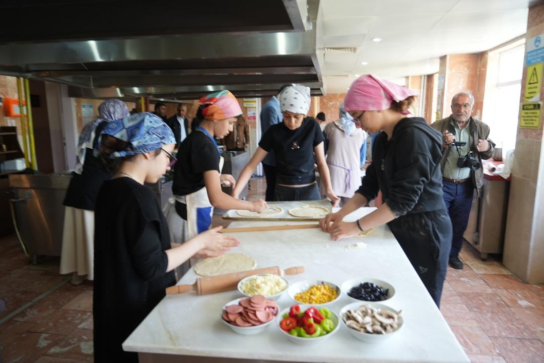 Beceri atölyesi açıldı! Öğrenciler mesleklerle erken yaşta tanışıyor: "Gelecekte ona göre bir bölüm seçmeyi planlıyoruz"  3