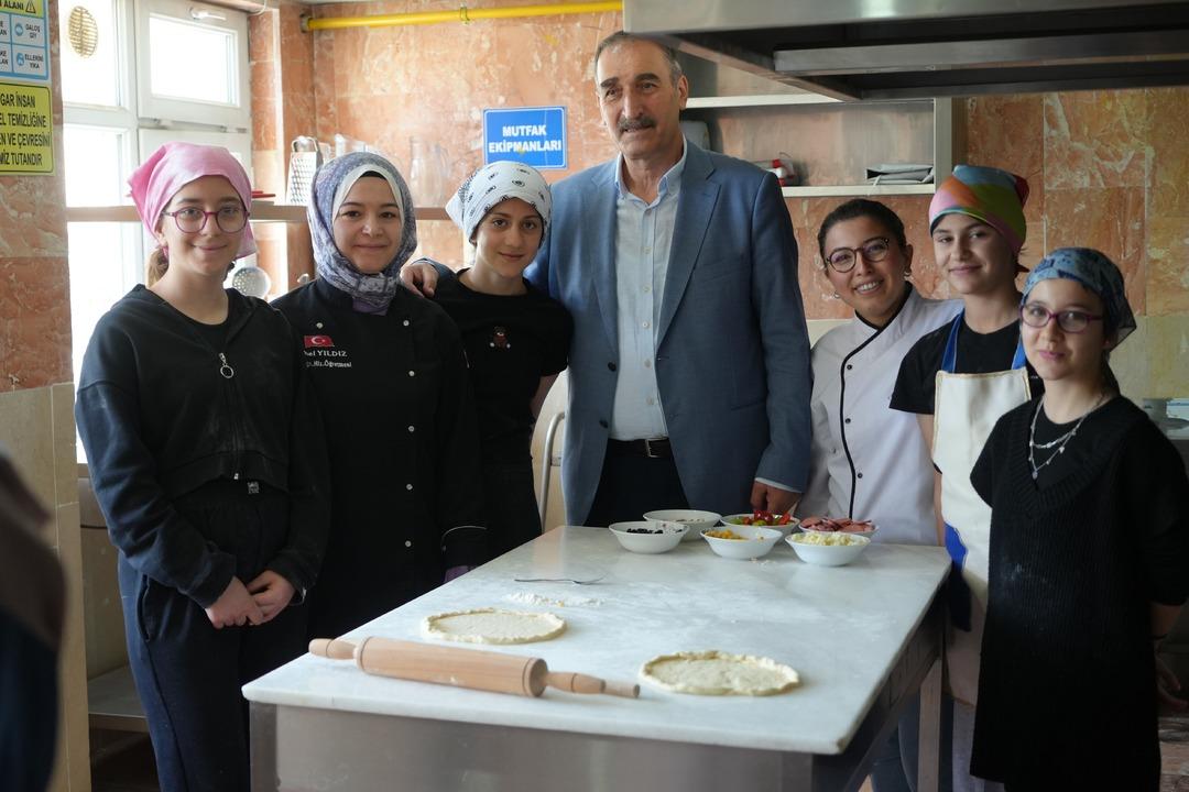 Beceri atölyesi açıldı! Öğrenciler mesleklerle erken yaşta tanışıyor: "Gelecekte ona göre bir bölüm seçmeyi planlıyoruz"  5