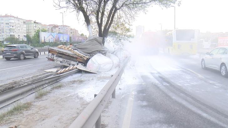 Yer: İstanbul! Her yer beyaza büründü: Kaza vatandaşlara zor anlar yaşattı... G3
