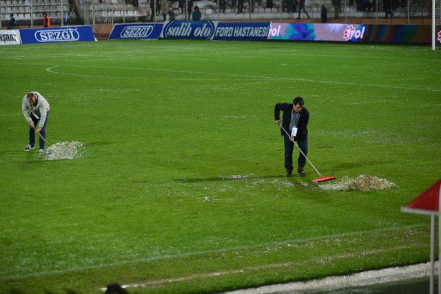 Adana Demirspor - İstanbulspor maçı dolu yağışı nedeniyle ertelendi