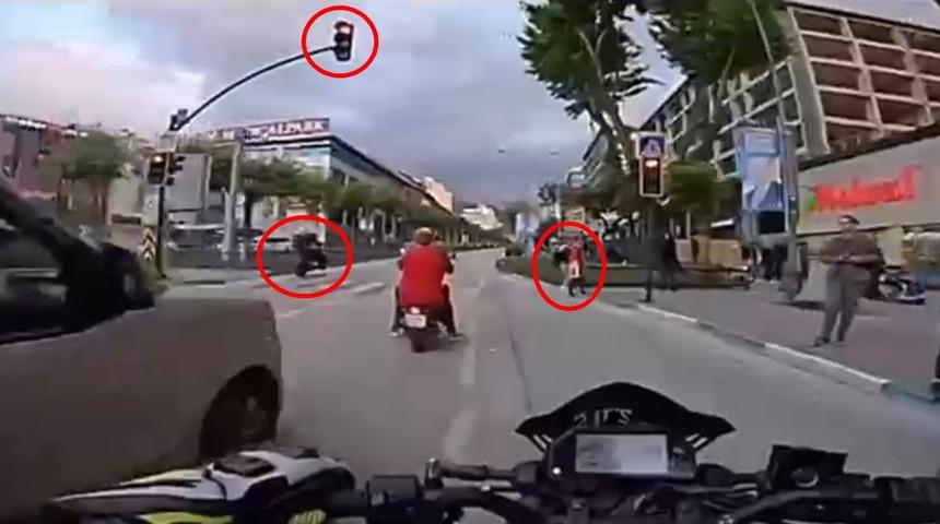 Motosikletlerle tek teker üzerinde yarışıp, görüntüleri sosyal medyada paylaştılar