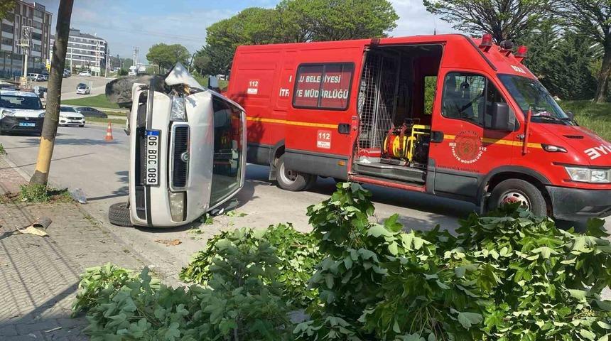 Otomobil rampa yukarı &ccedil;ıkarken yan yattı: 1 yaralı