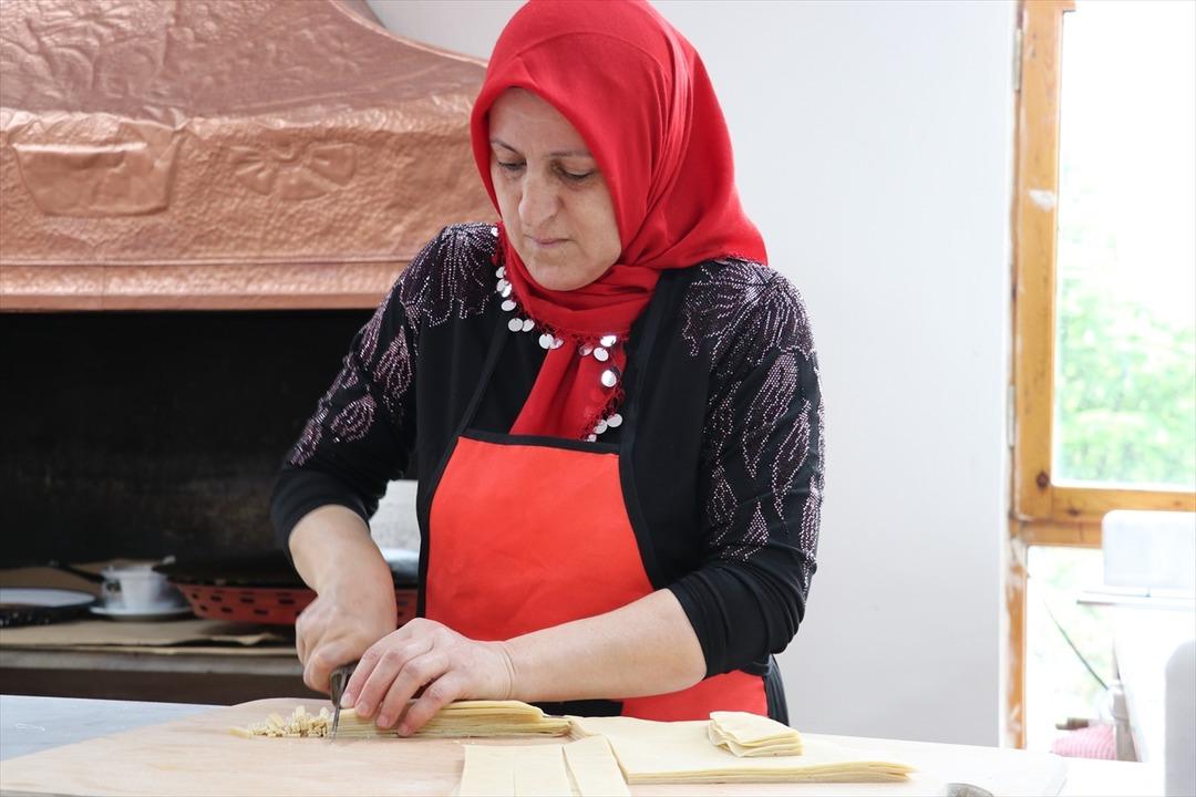 AA-20250513-37932846-37932839-BURSADA_DOGUP_BUYUDUKLERI_MAHALLEDE_KOOPERATIF_KURAN_KADINLAR_KAFE_ISLETIYOR