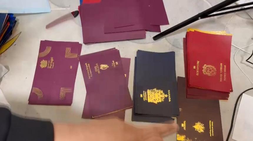 Merdiven altı vize, pasaport ve oturum izni... İstanbul'un göbeğinde suç makinesi çıktılar!