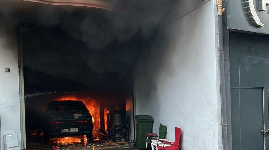 İstanbul- Ataşehir'de tamirhanedeki otomobil alev alev yandı, iş yeri sahibi gözyaşını döktü