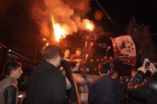 Fenerbahçe galibiyeti Beşiktaşlıları Kars’ta sokağa döktü