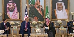 Trump'ın hareketi görüşmenin önüne geçti