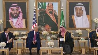 Dünya bu görüntüleri konuşuyor... Trump'ın hareketi görüşmenin önüne geçti! Protokolde kısa süreli gerilim