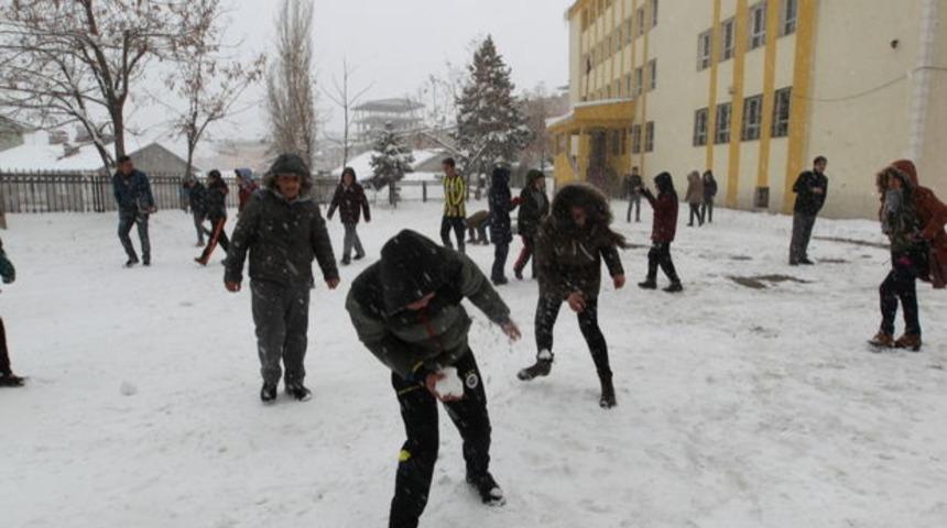 Bitlis ve Van'da eğitime kar engeli 