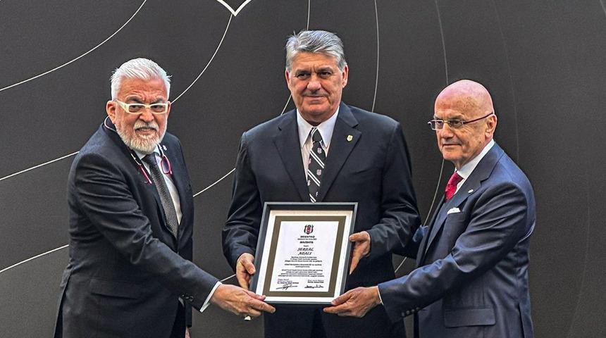 Beşiktaş’ta Başkan Serdal Adalı ve yönetimi, mazbatalarını aldı