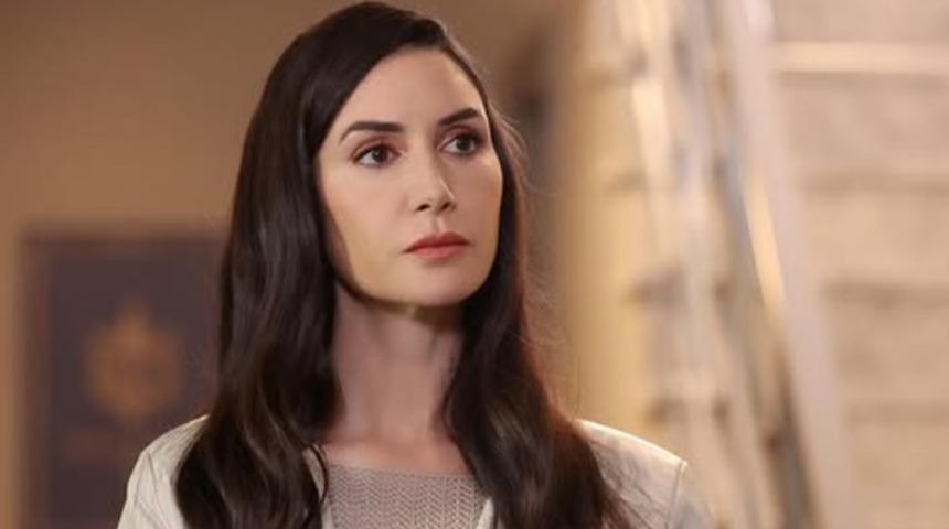 Yıllar sonra podyumda! Eski manken Ahu Yağtu baştan aşağı transparan kostümüyle şov yaptı 