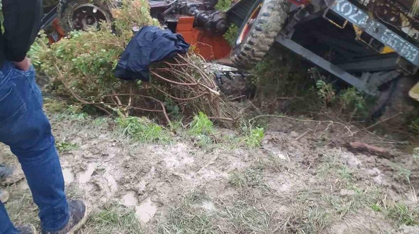 Devrilen traktörün sürücüsü hayatını kaybetti