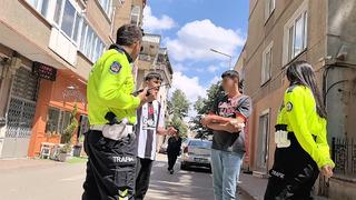 Kaldırımda yürürken motosikletli şüphelinin bıçaklı saldırısında yaralandı